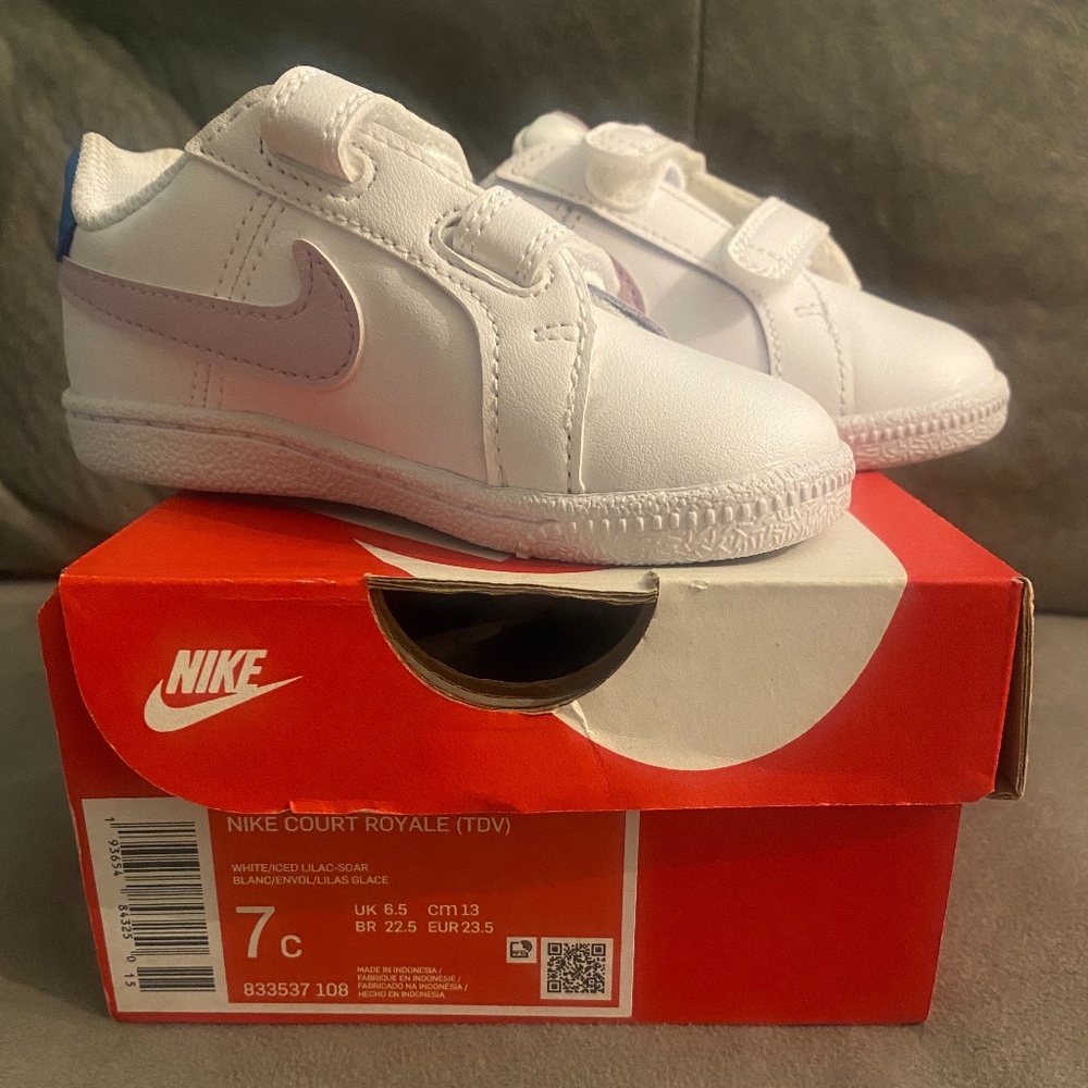 Toddler Girls Nike Size 7 Tennis Shoes